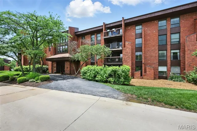 $399,000 | 585 Coeur De Royale Drive, Unit 405, Creve Coeur, MO 63141