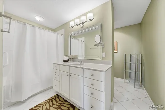 $399,000 | 585 Coeur De Royale Drive, Unit 405, Creve Coeur, MO 63141