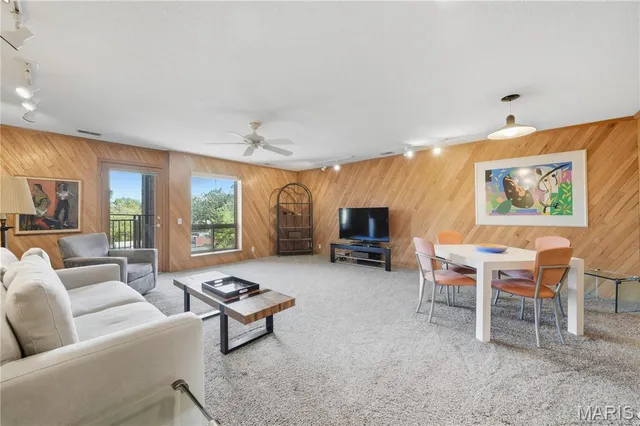 $399,000 | 585 Coeur De Royale Drive, Unit 405, Creve Coeur, MO 63141