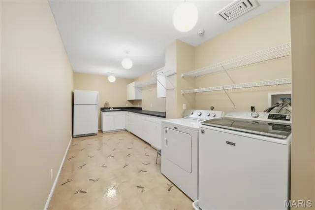 $399,000 | 585 Coeur De Royale Drive, Unit 405, Creve Coeur, MO 63141