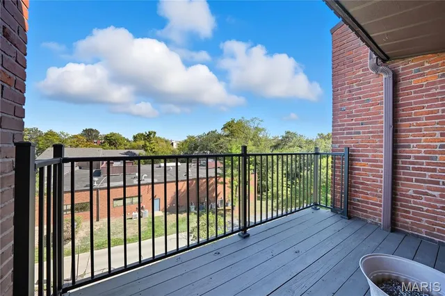 $399,000 | 585 Coeur De Royale Drive, Unit 405, Creve Coeur, MO 63141