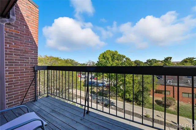 $399,000 | 585 Coeur De Royale Drive, Unit 405, Creve Coeur, MO 63141