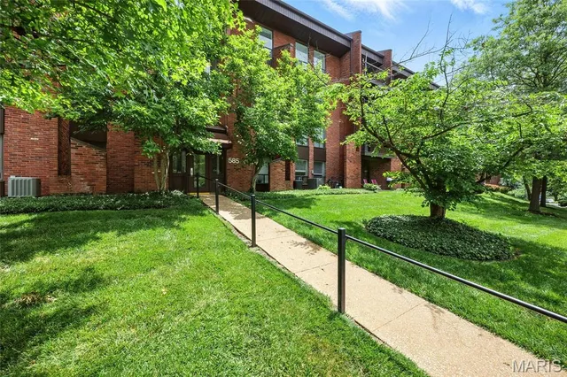 $399,000 | 585 Coeur De Royale Drive, Unit 405, Creve Coeur, MO 63141