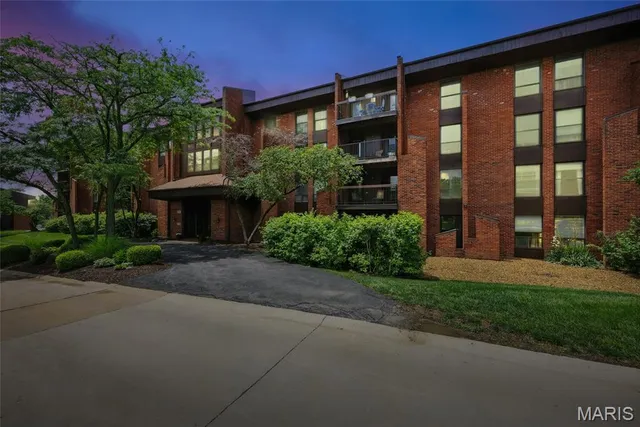 $399,000 | 585 Coeur De Royale Drive, Unit 405, Creve Coeur, MO 63141