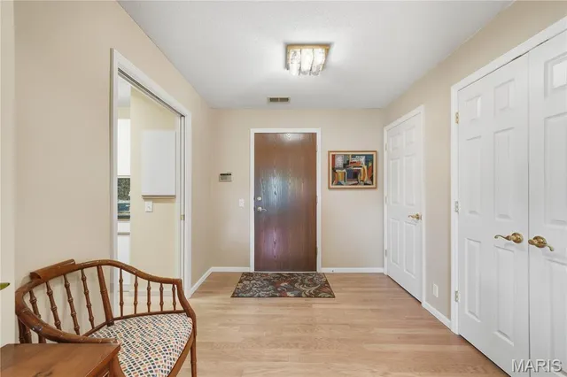 $399,000 | 585 Coeur De Royale Drive, Unit 405, Creve Coeur, MO 63141