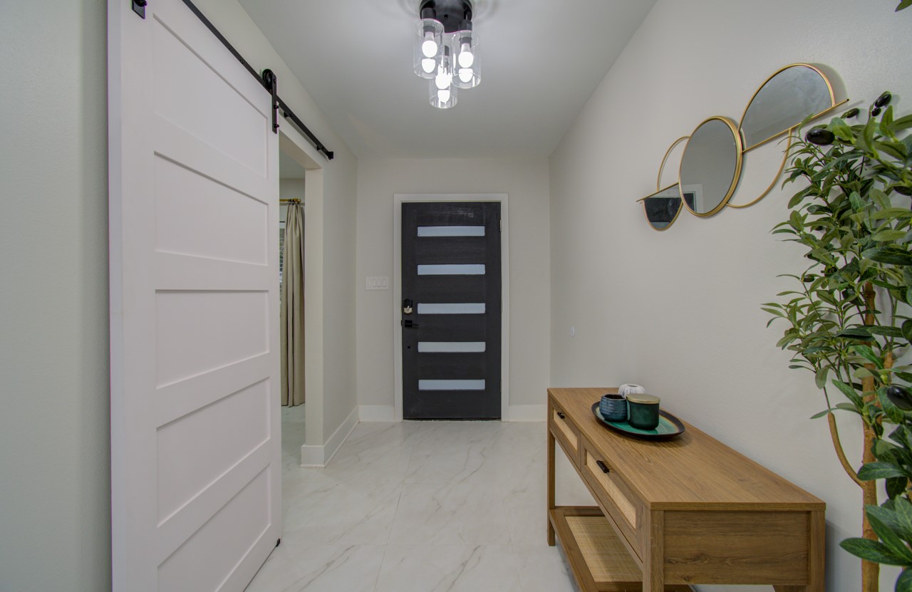 5539 Edith Street Houston, TX 77081 - Photo 2 of 50 a view of room with a potted plant