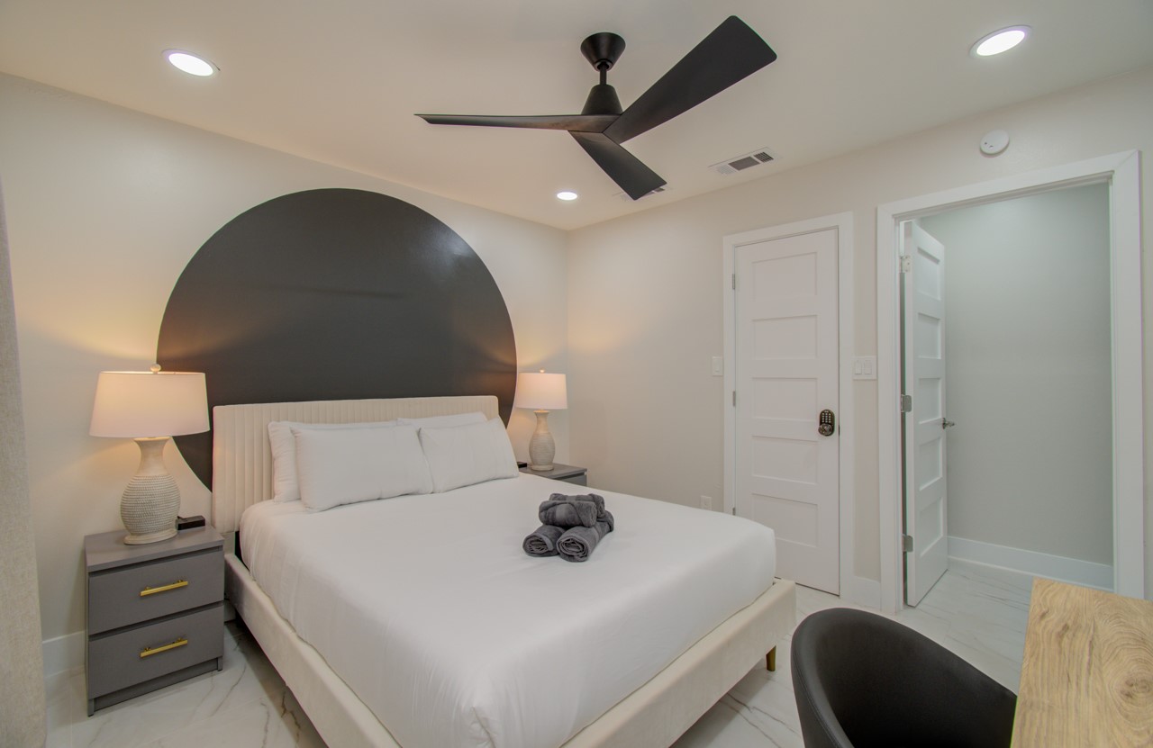 5539 Edith Street Houston, TX 77081 - Photo 23 of 50 a bedroom with a bed and a lamp