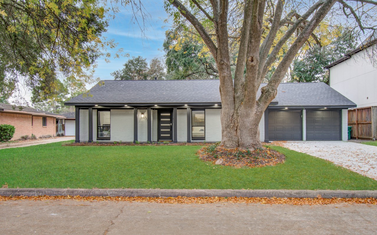 5539 Edith Street Houston, TX 77081 - Photo 46 of 50 a front view of a house with a garden