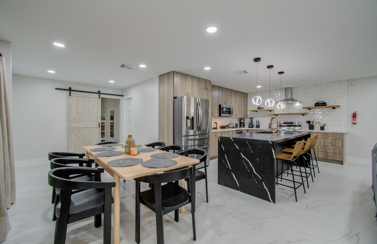 5539 Edith Street Houston, TX 77081 - Photo 6 of 50 a kitchen with a table and chairs in it