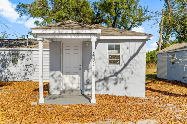 a view of entryway with a outdoor space