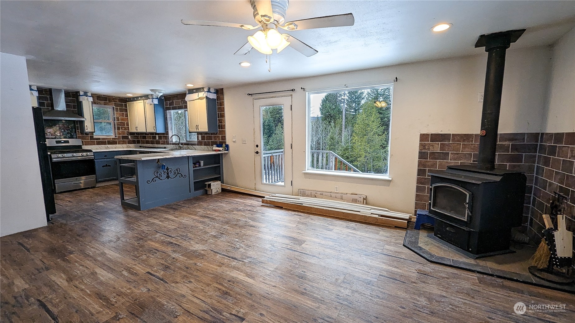 740 Cape Labelle Road Tonasket, WA 98855 - Photo 7 of 40 a living room with stainless steel appliances granite countertop furniture a fireplace and a window