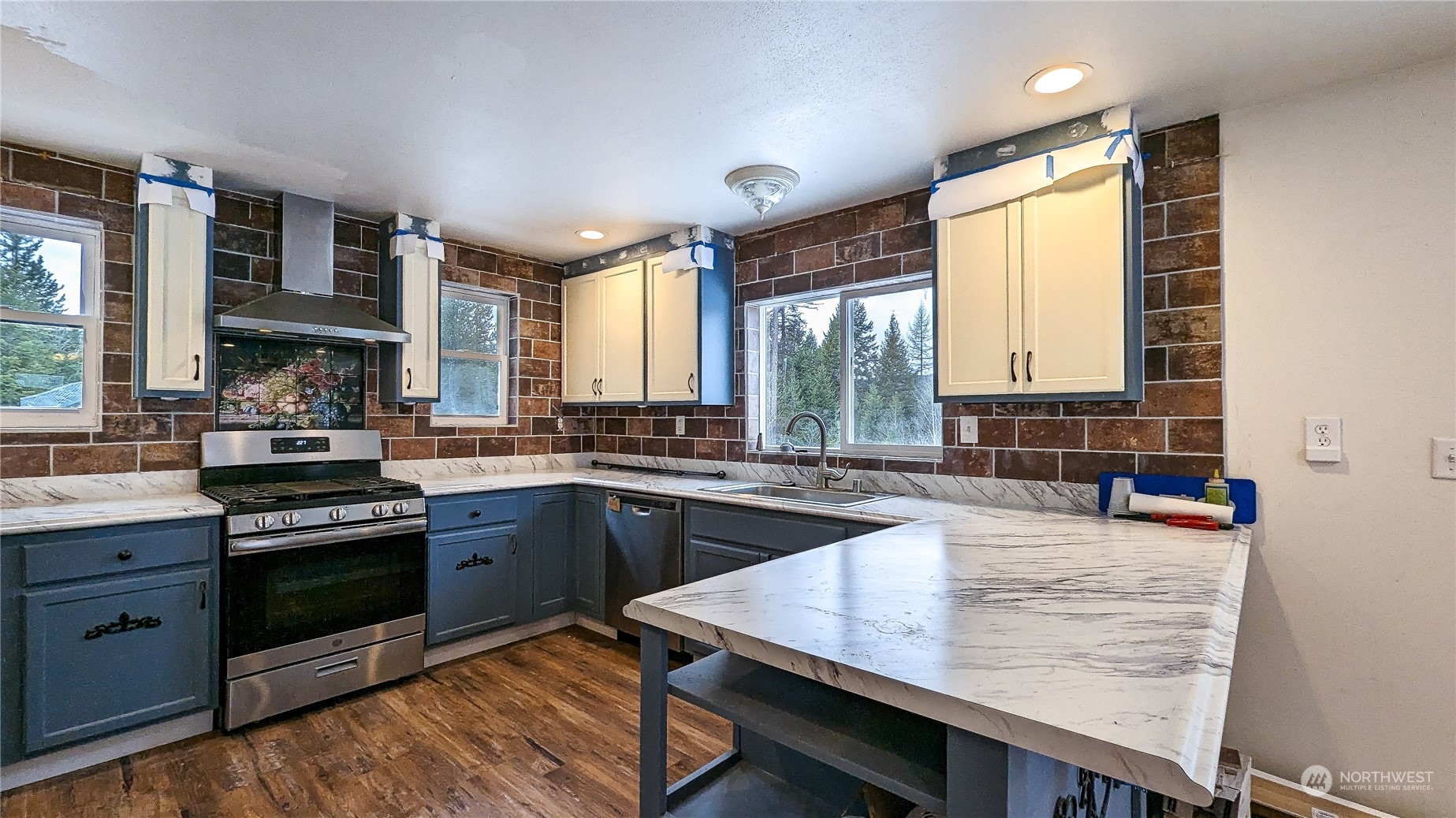 740 Cape Labelle Road Tonasket, WA 98855 - Photo 10 of 40 a kitchen with granite countertop a sink stove and cabinets