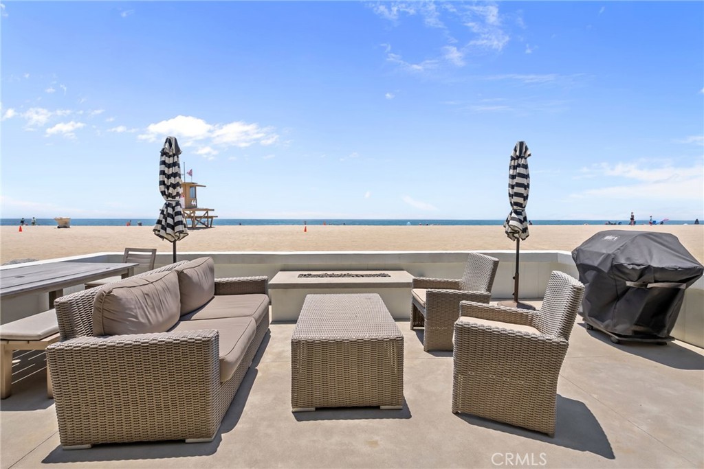 4403 Seashore Drive Newport Beach, CA 92663 - Photo 7 of 69 a living room with furniture and a lamp