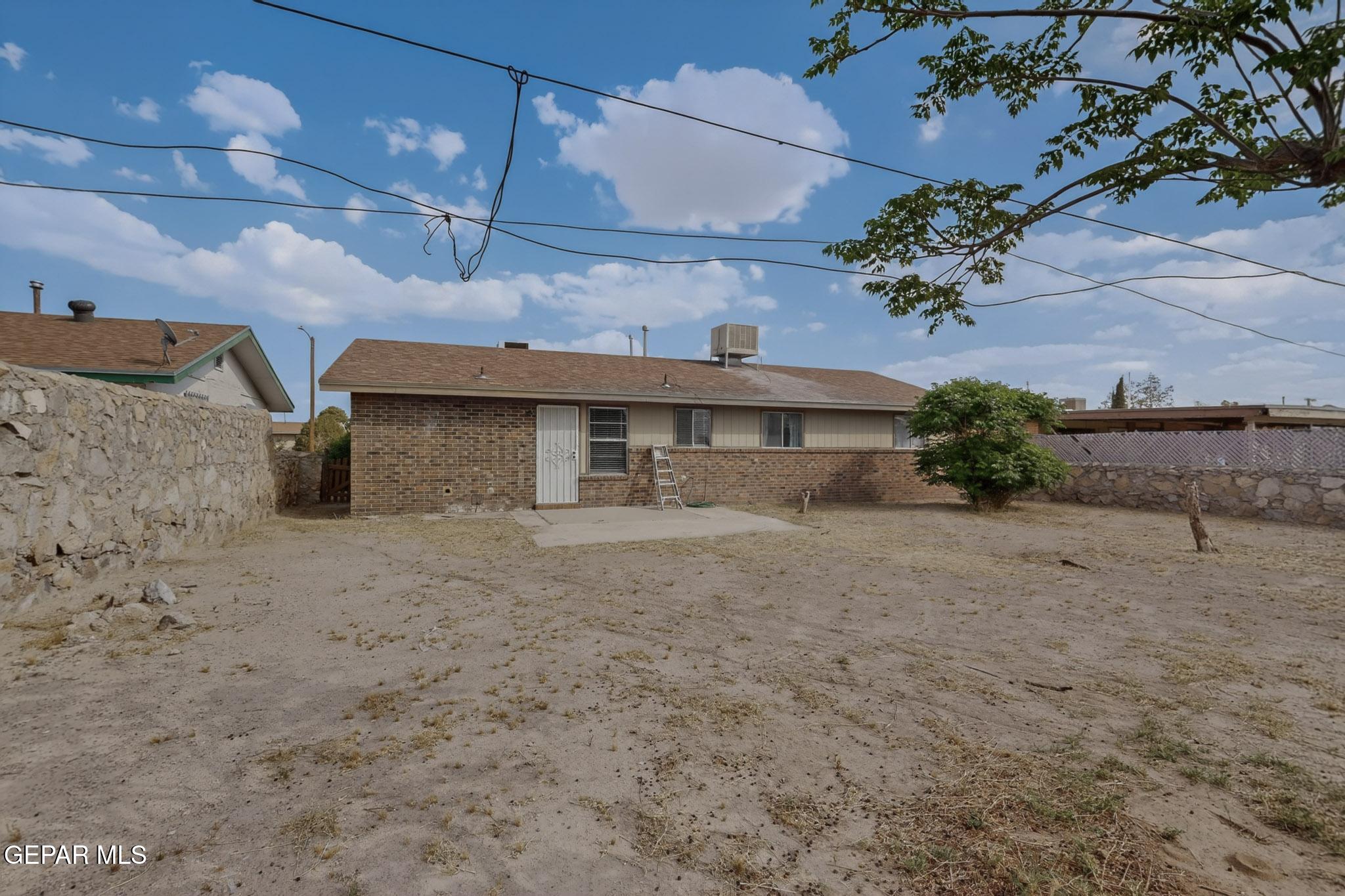 917 Marigold Way El Paso, TX 79907 - Photo 35 of 38 a view of a room with a potted plant