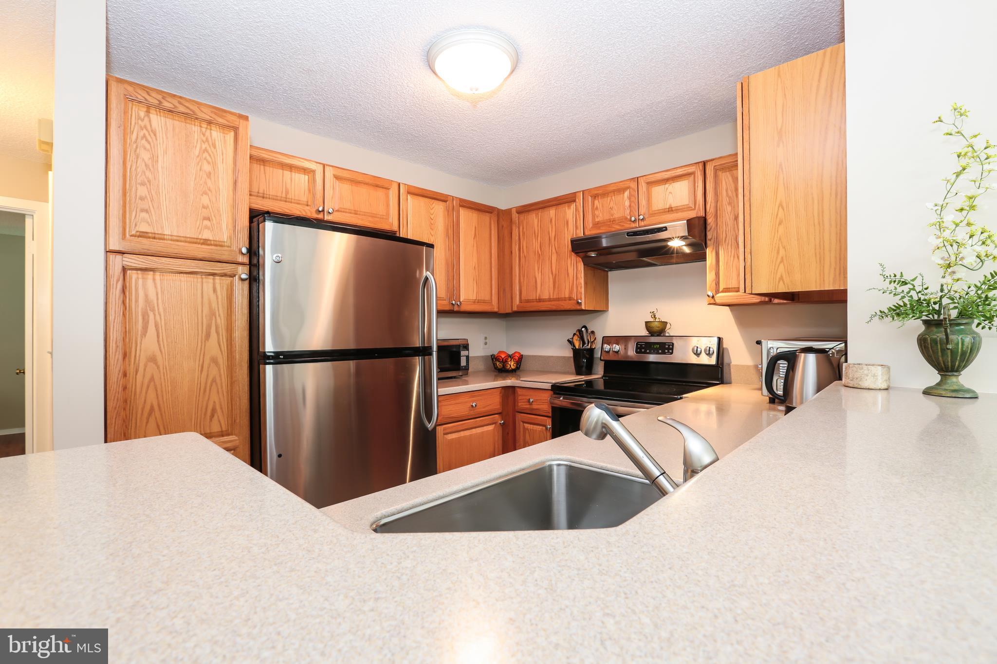1502 Summerchase Court Reston, VA 20194 - Photo 3 of 26 Breakfast Bar Seating