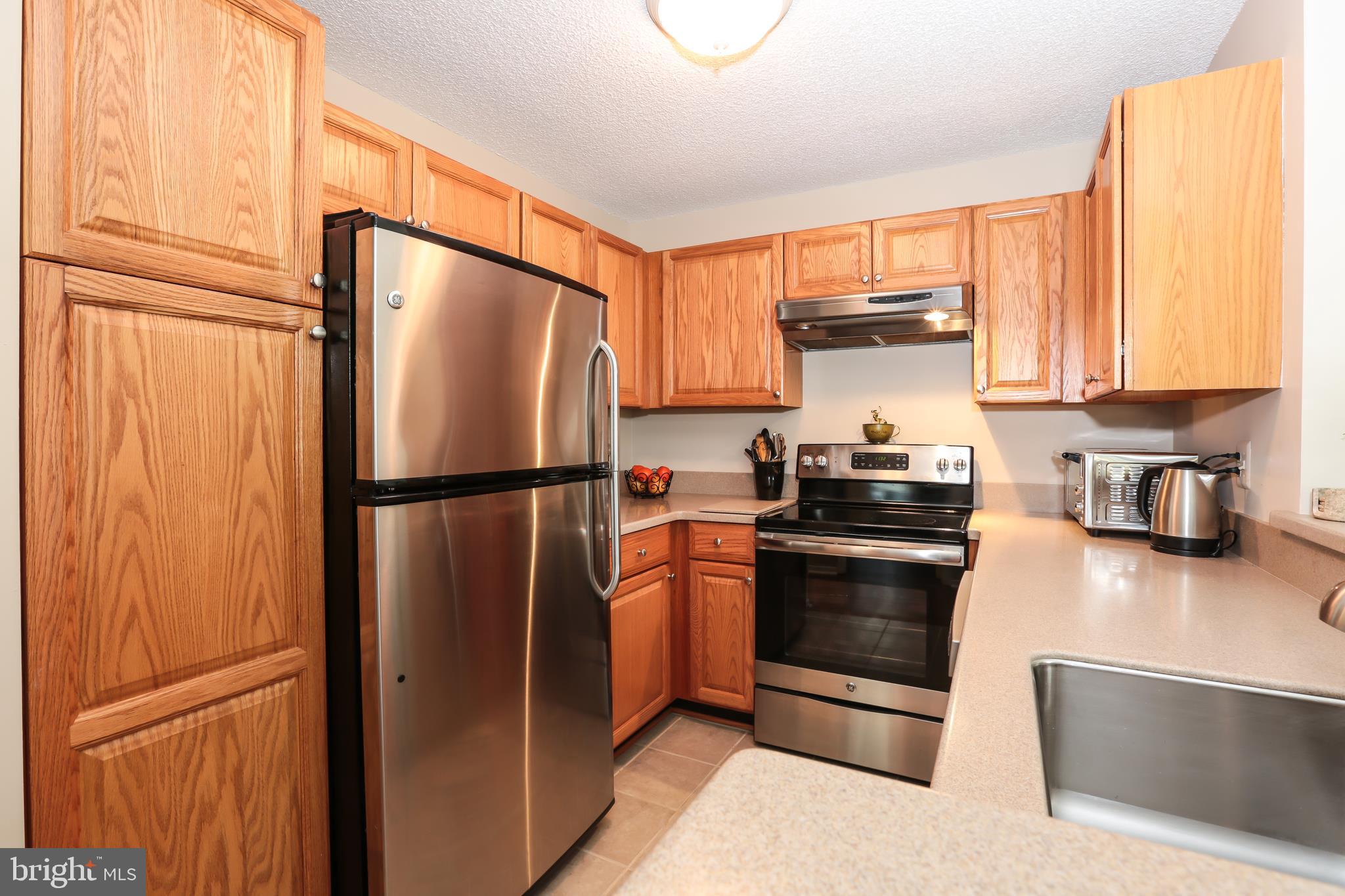 1502 Summerchase Court Reston, VA 20194 - Photo 4 of 26 Oak Cabinets and Corian Countertops
