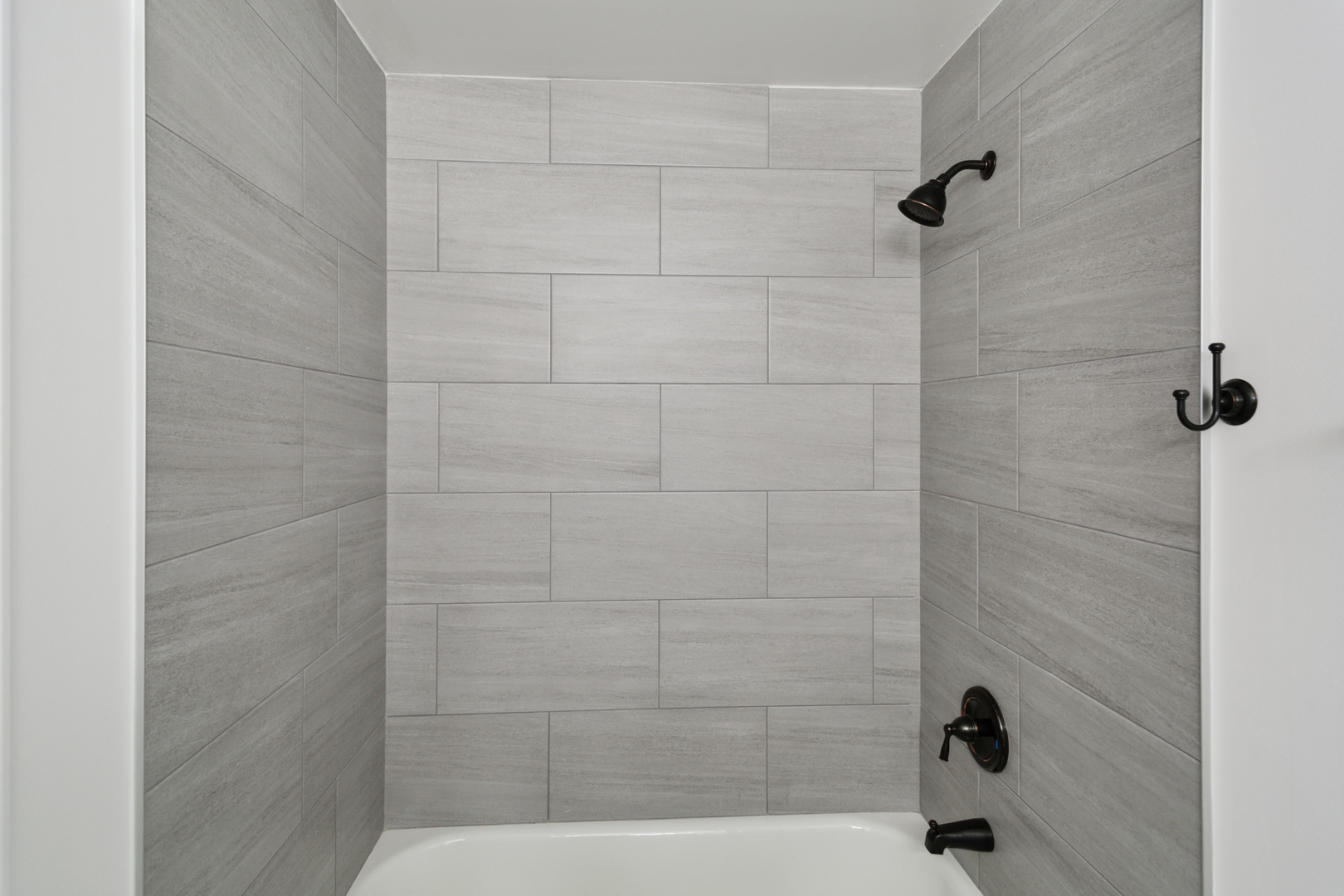 507 Farmview Road University Park, IL 60484 - Photo 12 of 32 a bathroom with a bathtub