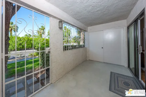 $270,000 | 413 East Via Escuela, Unit 611, Palm Springs, CA 92262