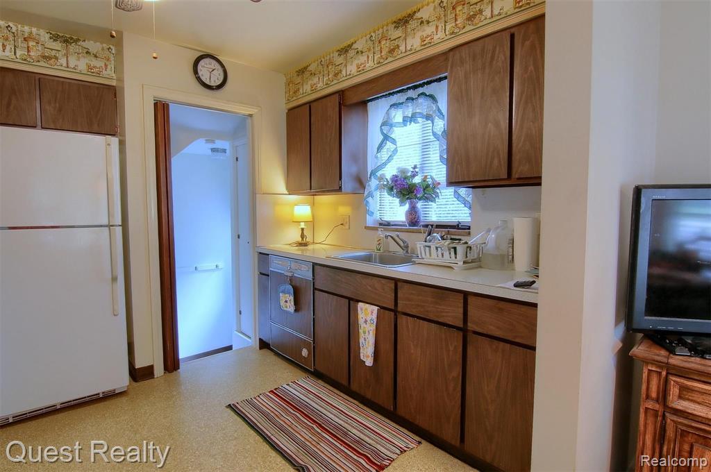 2132 Hampton Road Grosse Pointe Woods, MI 48236 - Photo 9 of 29