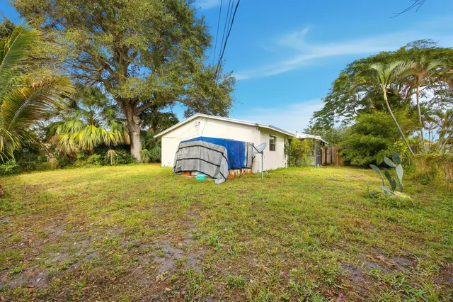 a view of a backyard