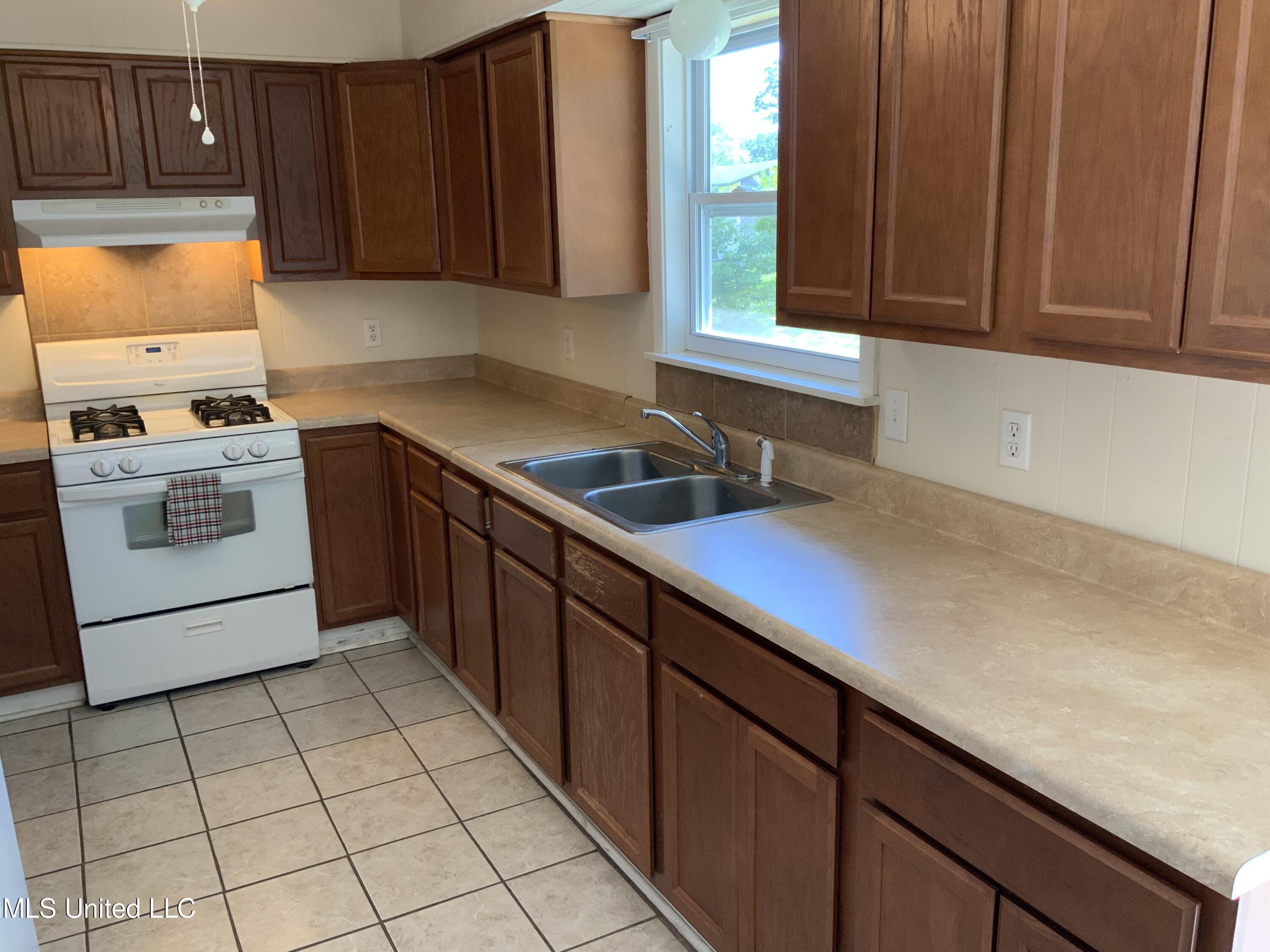 6505 Columbus Circle Ocean Springs, MS 39564 - Photo 5 of 18 BAAE2ECF-4F2F-40DF-B16D-2C3CFF54D539