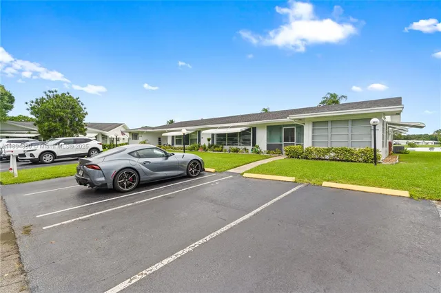a view of a house with backyard and porch