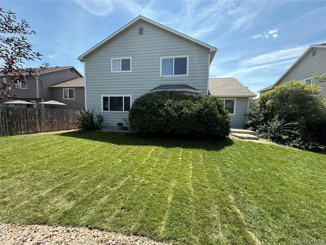 a view of a house with backyard and garden