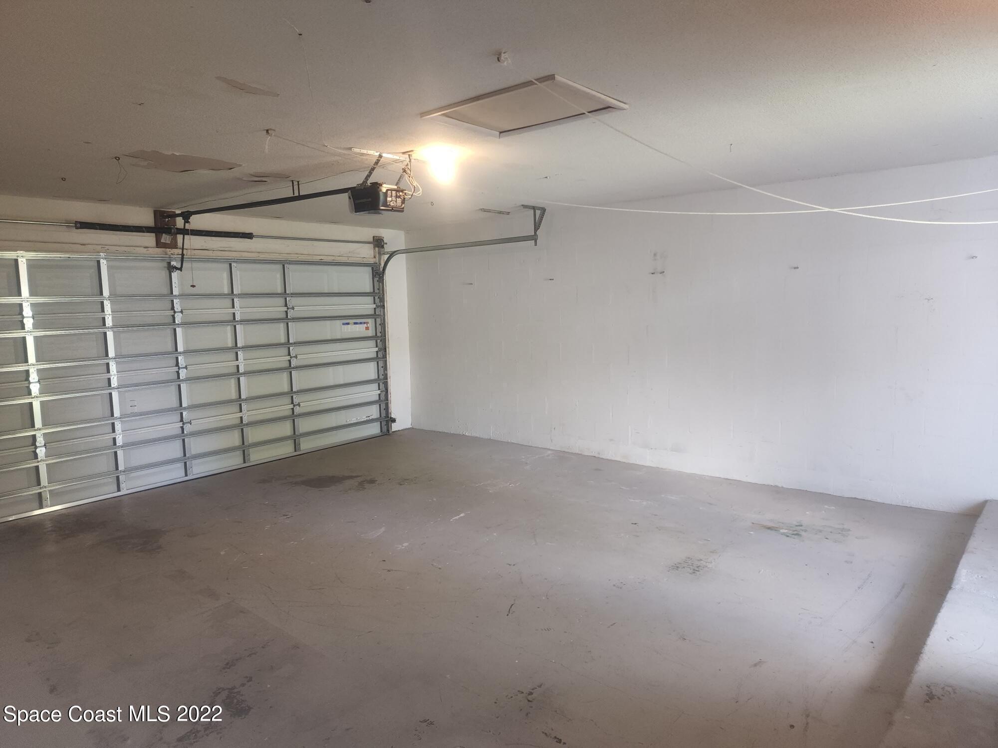 595 Albatross Street Merritt Island, FL 32952 - Photo 4 of 21 a view of a garage