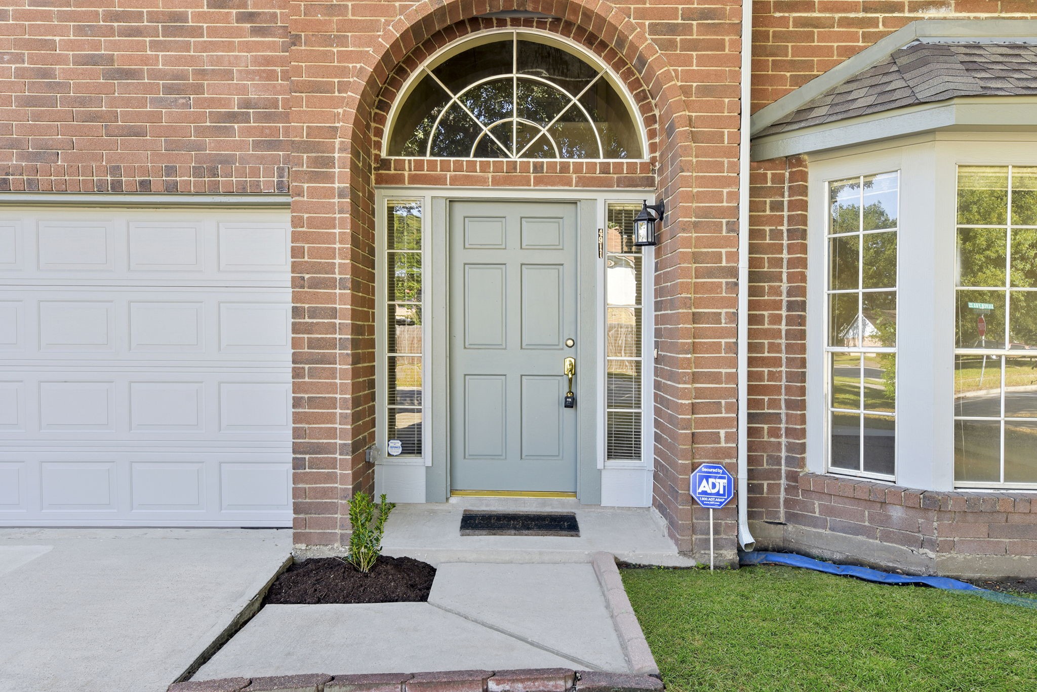 4911 Silver Fox Drive Houston, TX 77066 - Photo 4 of 33 a front view of a house with a yard