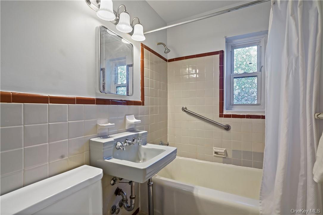 330 South Broadway, Unit H4 Tarrytown, NY 10591 - Photo 13 of 18 Full Hall Bath w/window