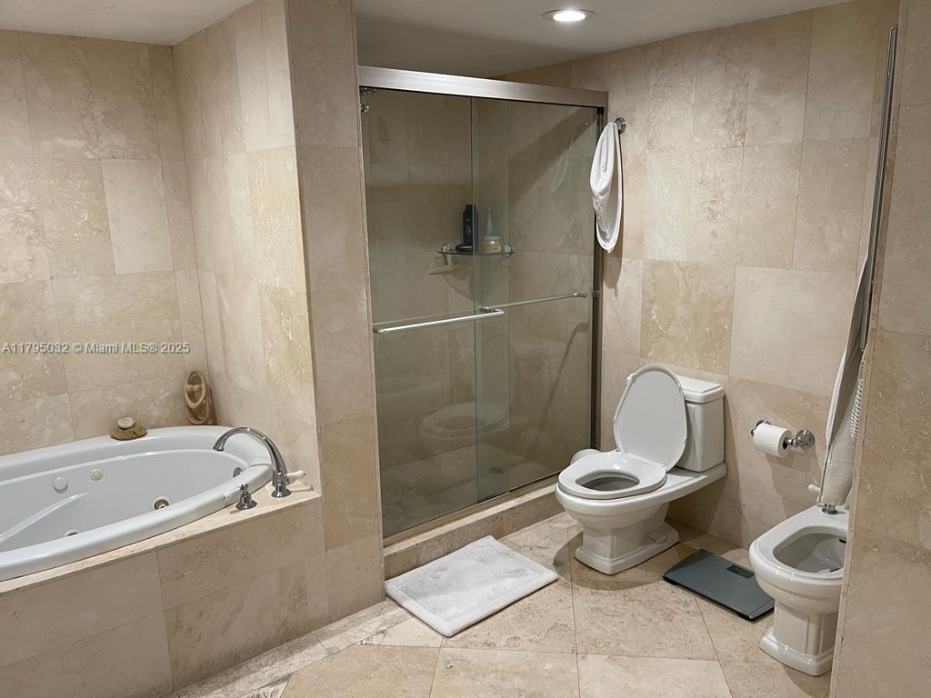 600 Grapetree Drive, Unit 7CS Key Biscayne, FL 33149 - Photo 9 of 19 a bathroom with a toilet and a bathtub