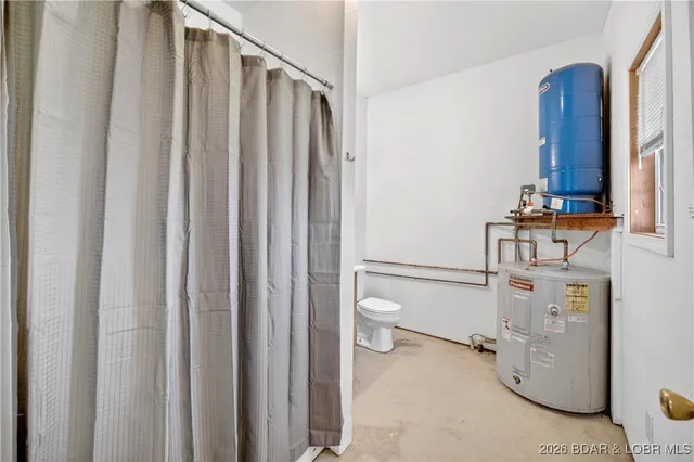 $385,000 | 391 Bumble Bee Drive, Linn Creek, MO 65052