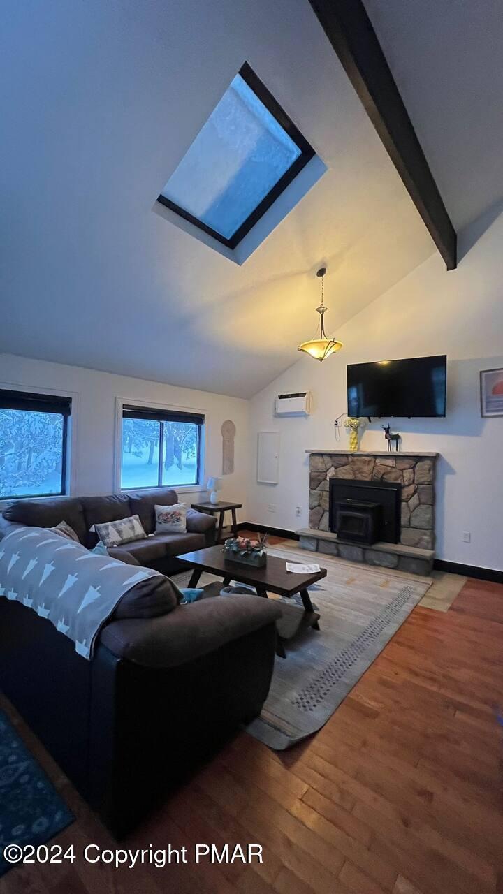 112 Messerle Court Bushkill, PA 18324 - Photo 4 of 33 8d653e71-7a7f-4f62-b9af-8de1453dad6a