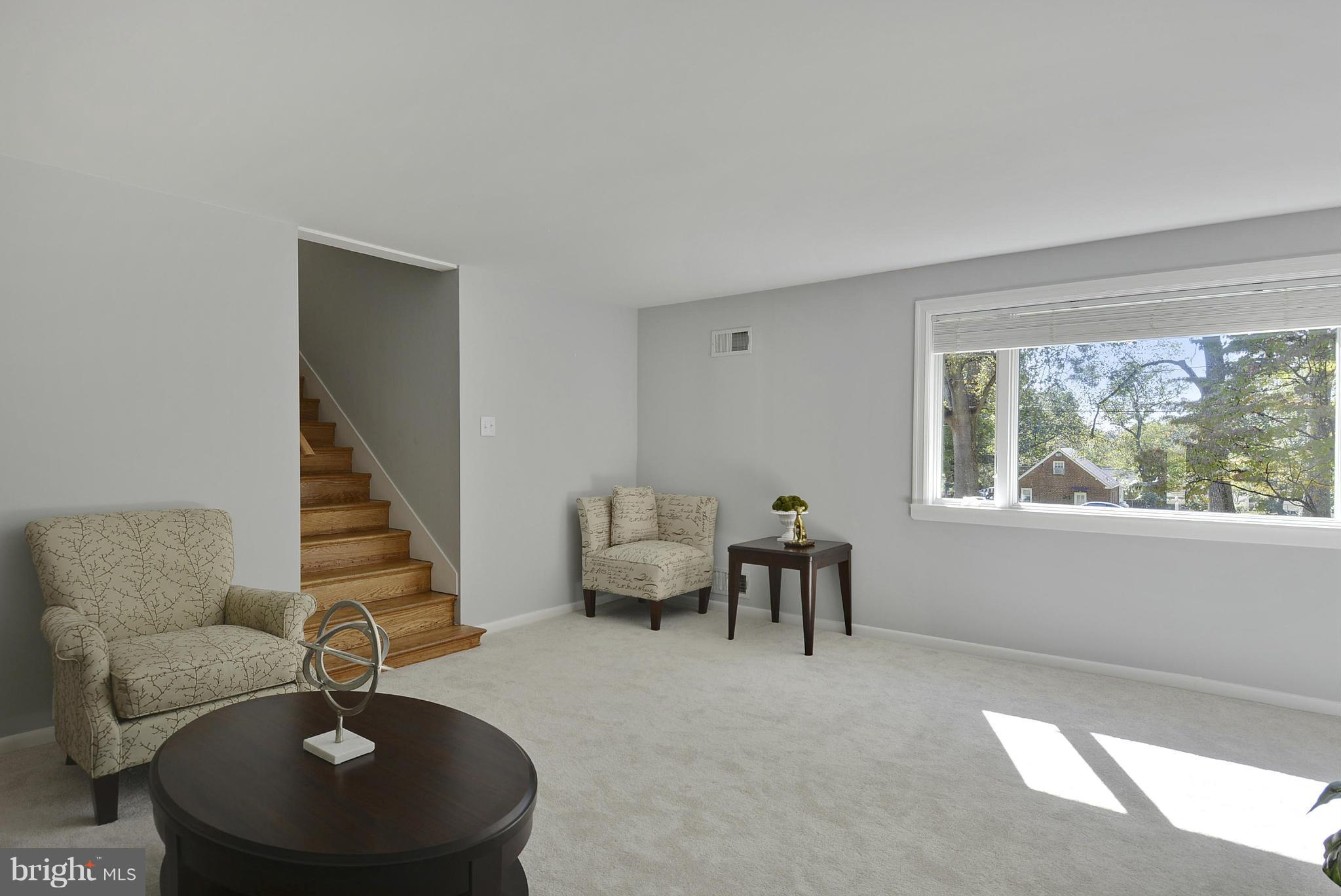 11419 Mapleview Drive Silver Spring, MD 20902 - Photo 5 of 30 Living Room