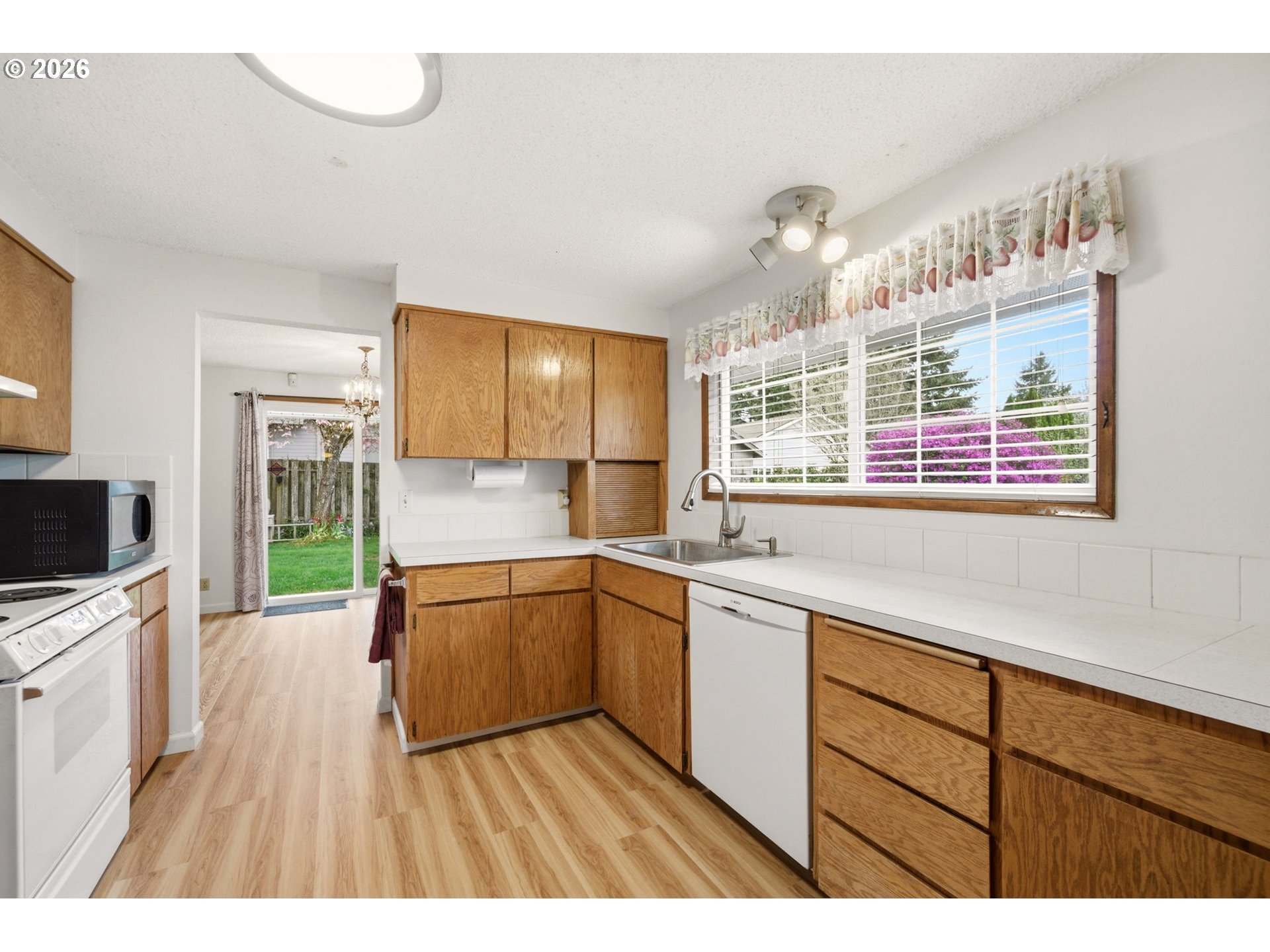 10175 Southwest Wasco Way Tualatin, OR 97062 - Photo 12 of 39 Kitchen