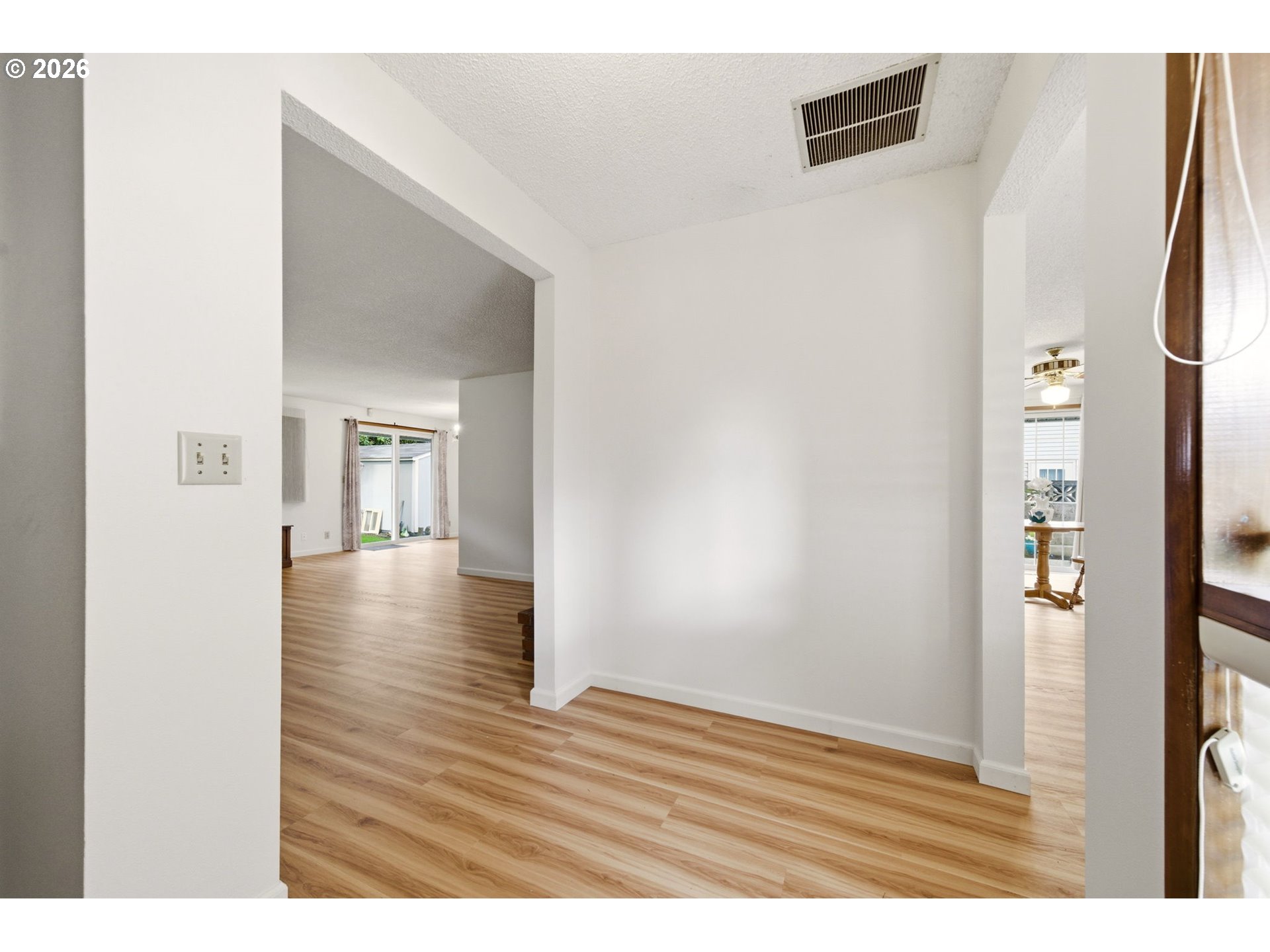 10175 Southwest Wasco Way Tualatin, OR 97062 - Photo 5 of 39 Entrance/Foyer