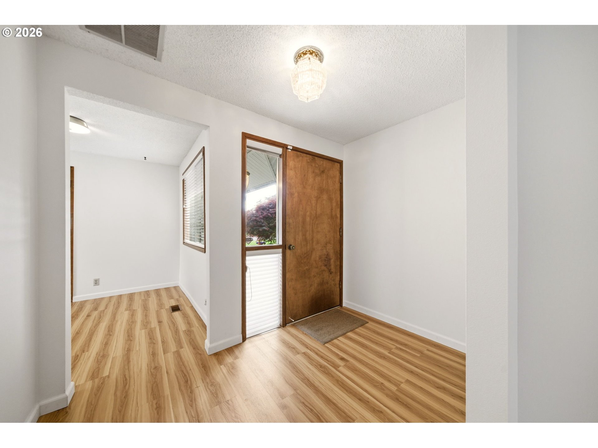 10175 Southwest Wasco Way Tualatin, OR 97062 - Photo 6 of 39 Entrance/Foyer