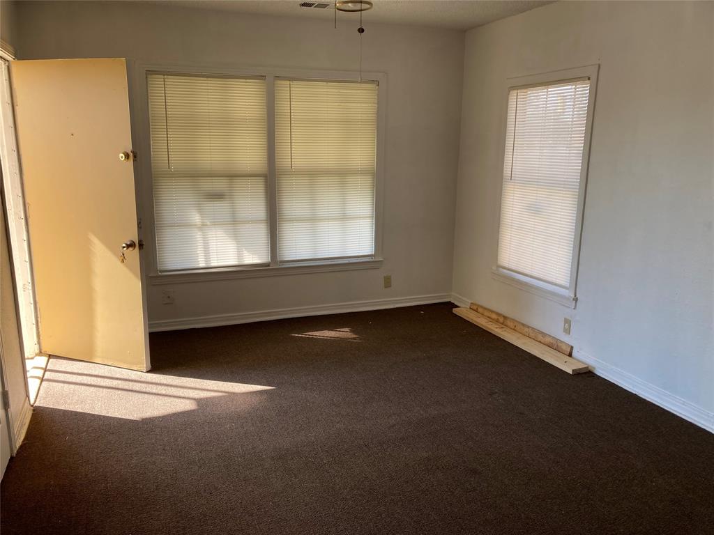 3608 South Marsalis Avenue Dallas, TX 75216 - Photo 3 of 6 an empty room with a window