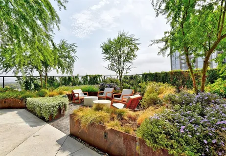 a group of couches sitting in a backyard of a house