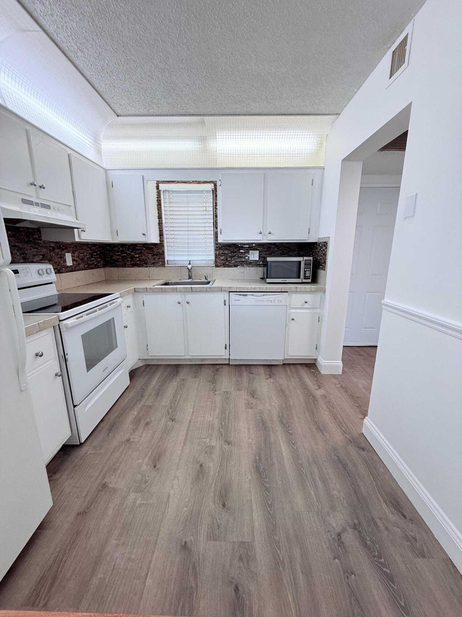 9235 Southwest 8th Street, Unit 507 Boca Raton, FL 33428 - Photo 4 of 24 Kitchen