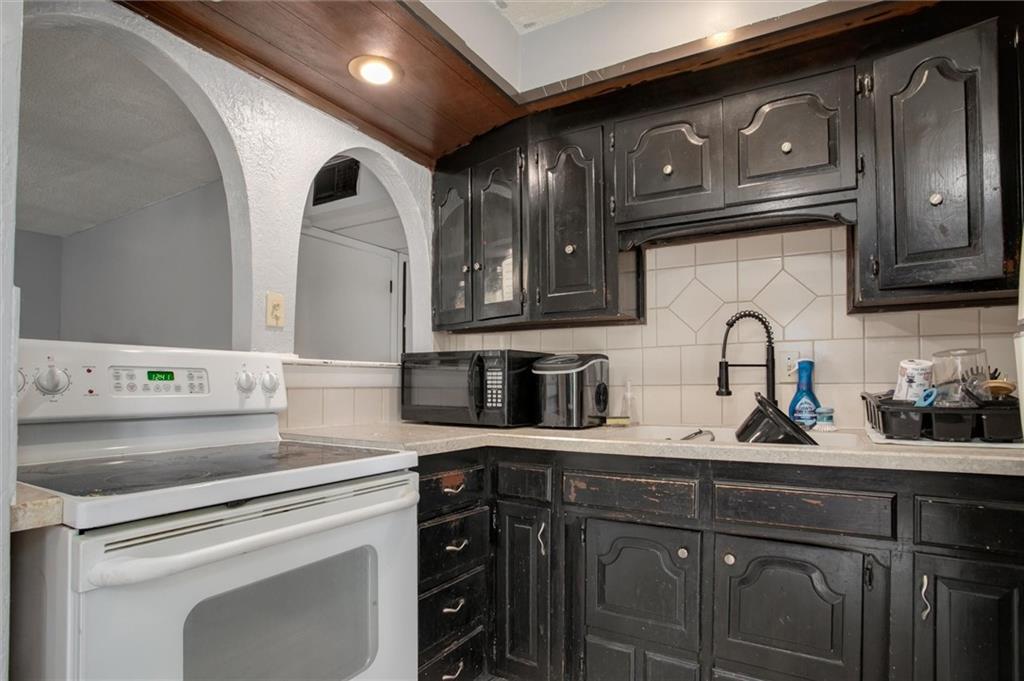 9251 Liggett Road Kansas City, KS 66109 - Photo 8 of 37