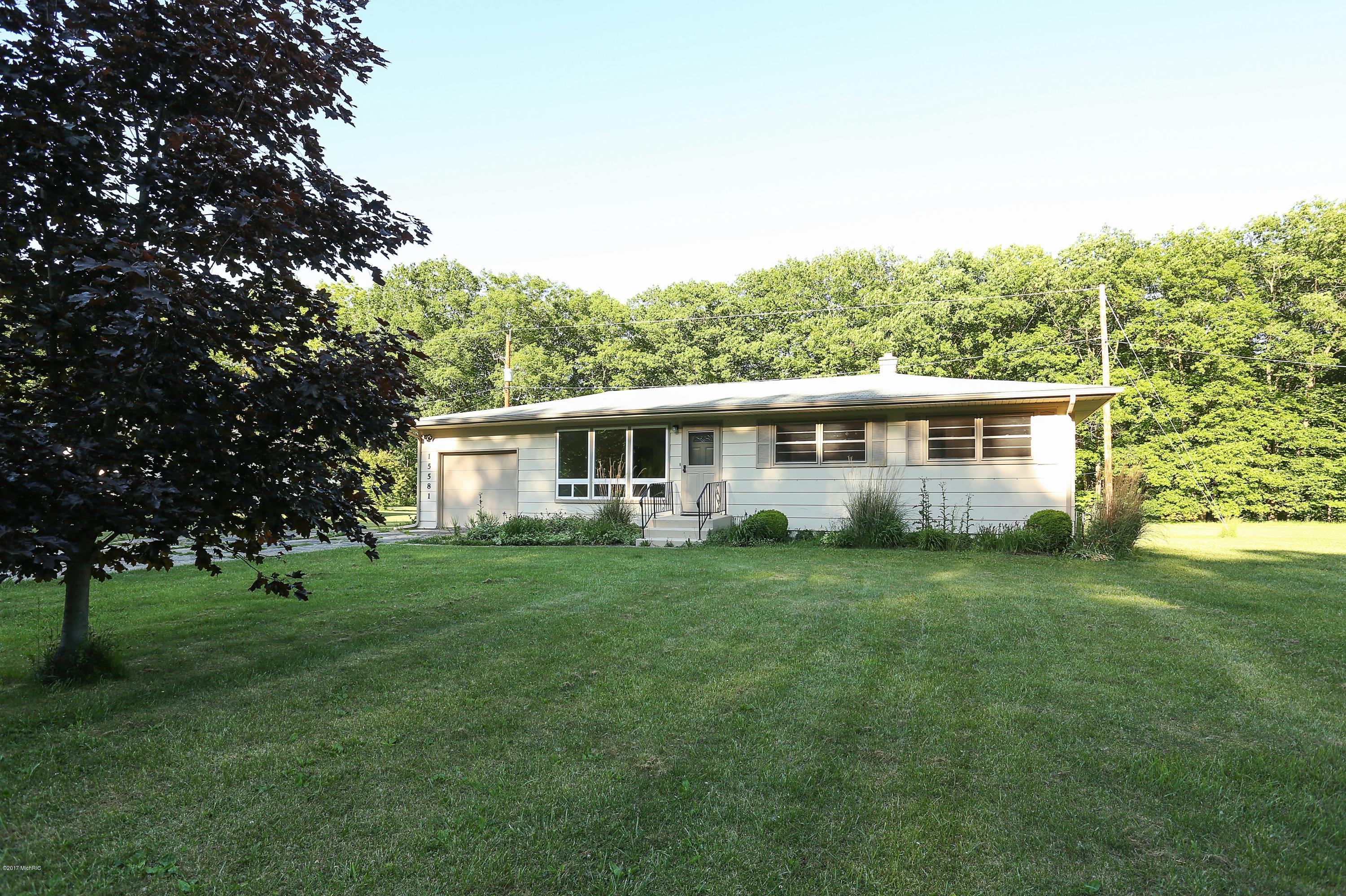 15581 Lakeside Road Lakeside, MI 49128 - Photo 1 of 10 Front View