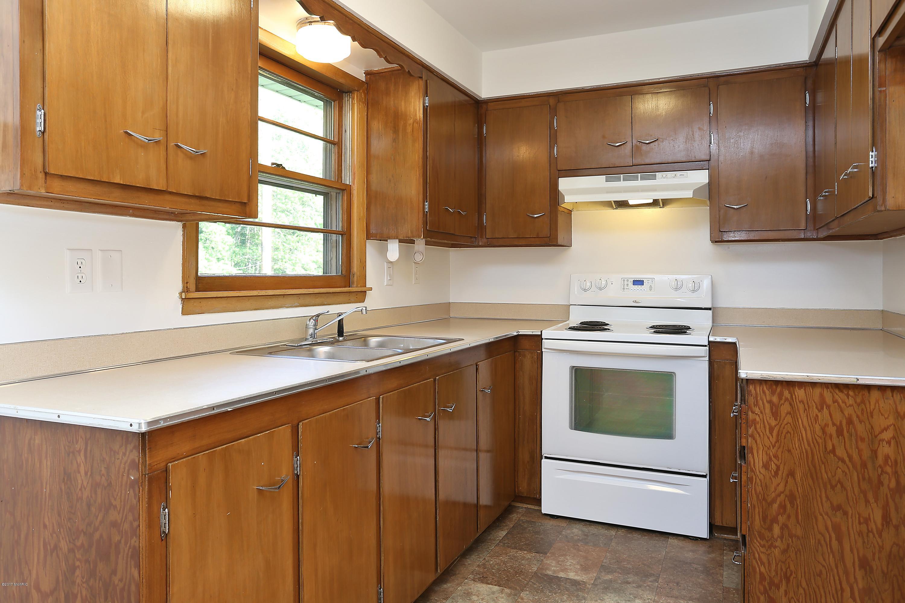 15581 Lakeside Road Lakeside, MI 49128 - Photo 5 of 10 Kitchen
