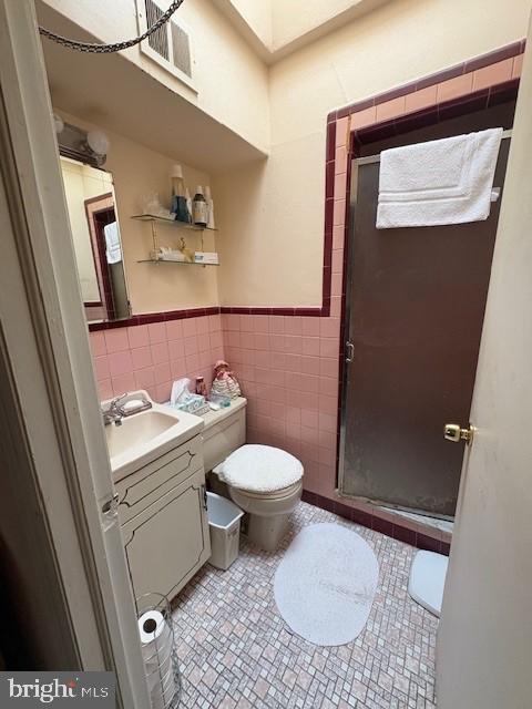 3107 South 13th Street Philadelphia, PA 19148 - Photo 17 of 35 a bathroom with a toilet a sink and shower