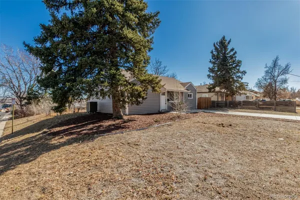 a view of a yard with an empty space