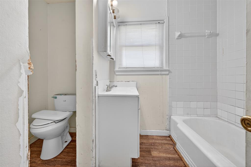 113 Linden Drive Athens, TX 75751 - Photo 11 of 19 a bathroom with a sink toilet and bathtub