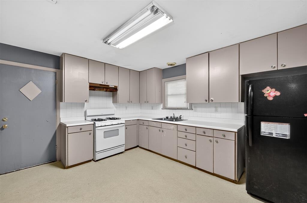 113 Linden Drive Athens, TX 75751 - Photo 4 of 19 a kitchen with stainless steel appliances granite countertop a stove sink and cabinets