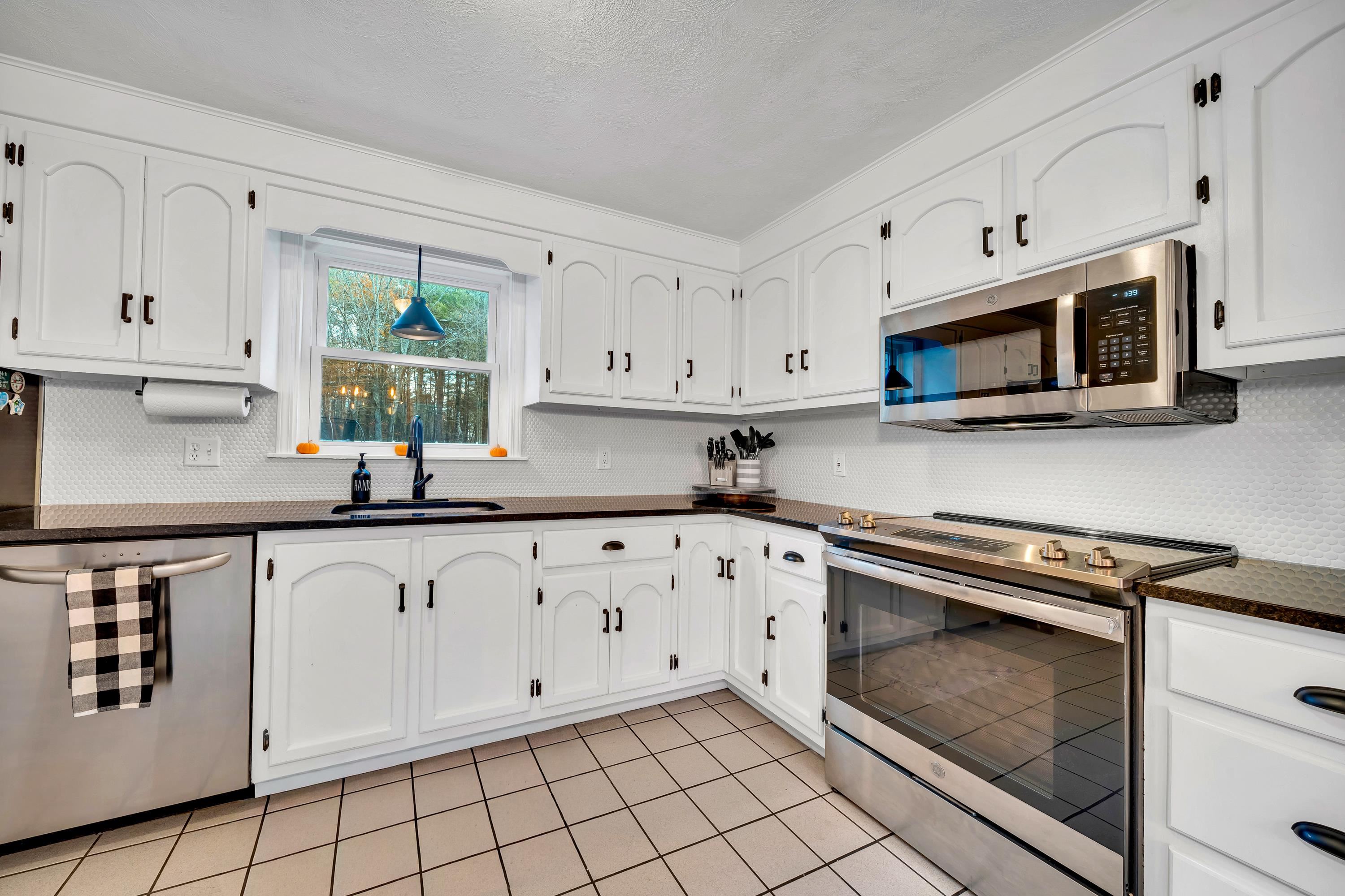 27 Norwood Road Salem, NH 03079 - Photo 8 of 28