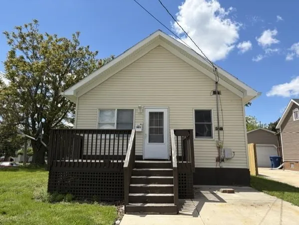 a view of a house with backyard