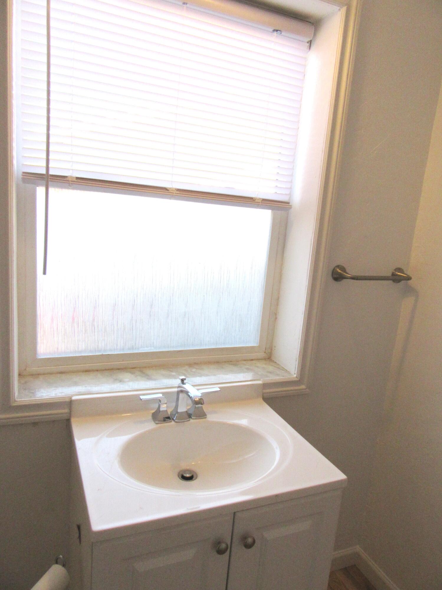 907 West 3rd Street Alturas, CA 96101 - Photo 17 of 32 Primary Half bathroom 2